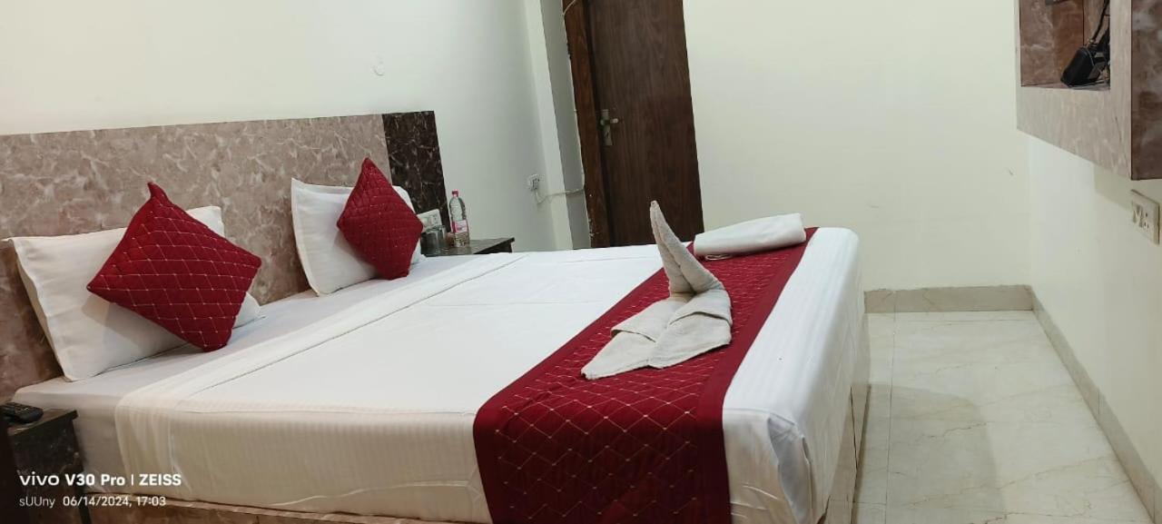 Gold Near Delhi Airport For Family And International Guests Hotel