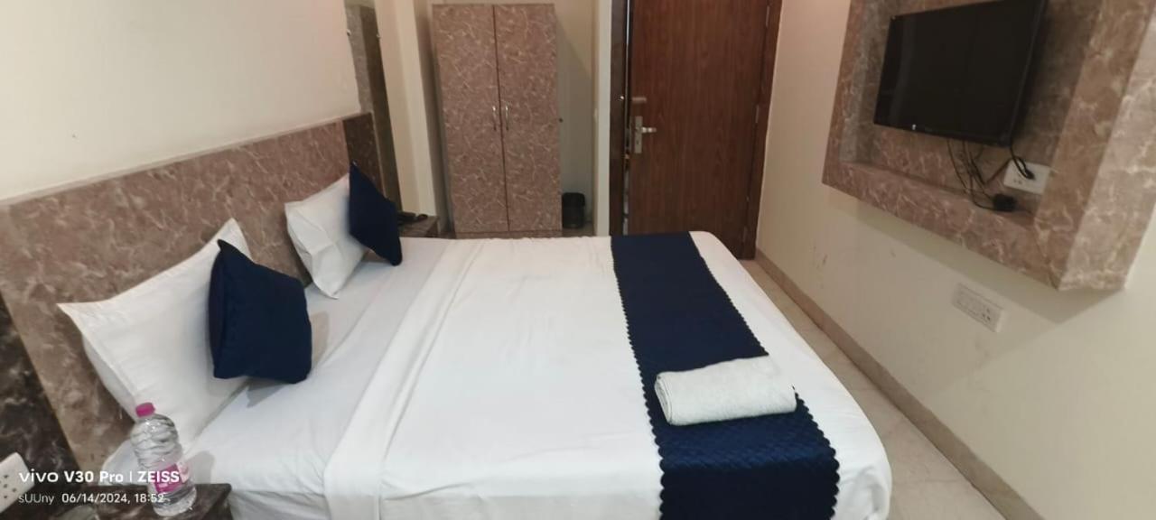 Gold Near Delhi Airport For Family And International Guests Hotel